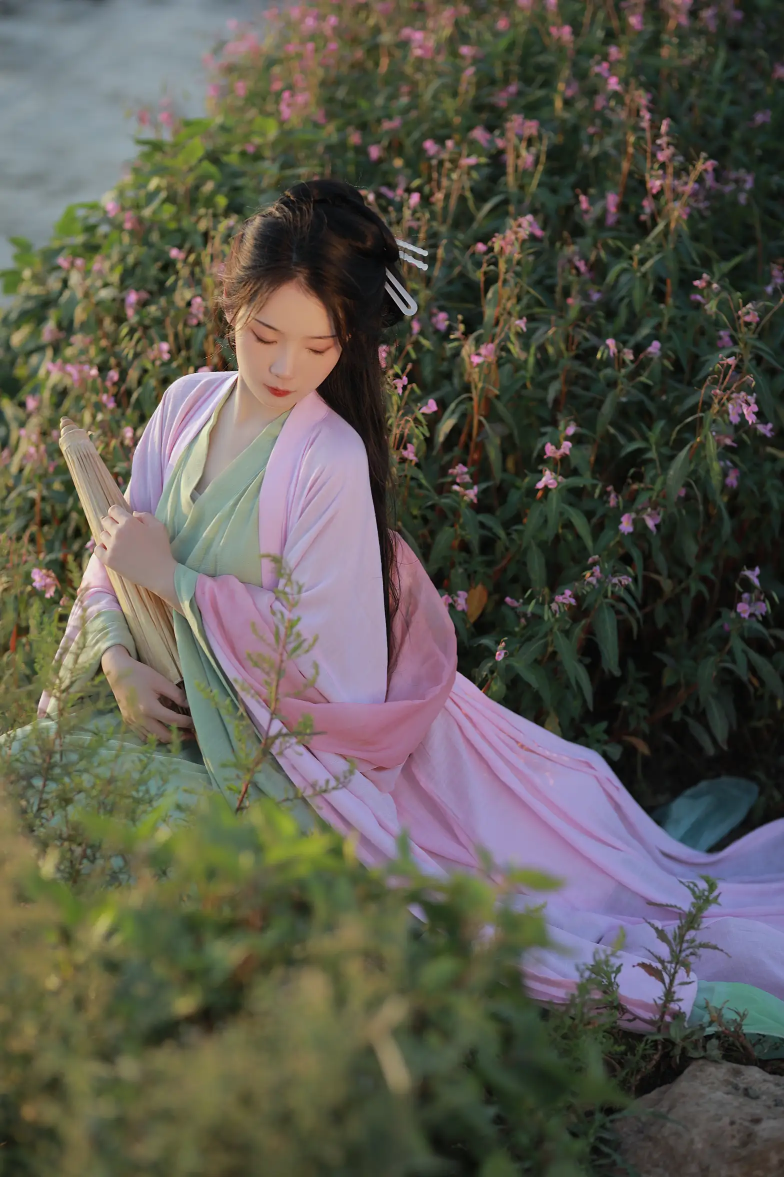 [YITUYU] 2022.08.30 Vol.1828 – The Color of Fireworks in the World The fallen flower man is independent#[33P]-1