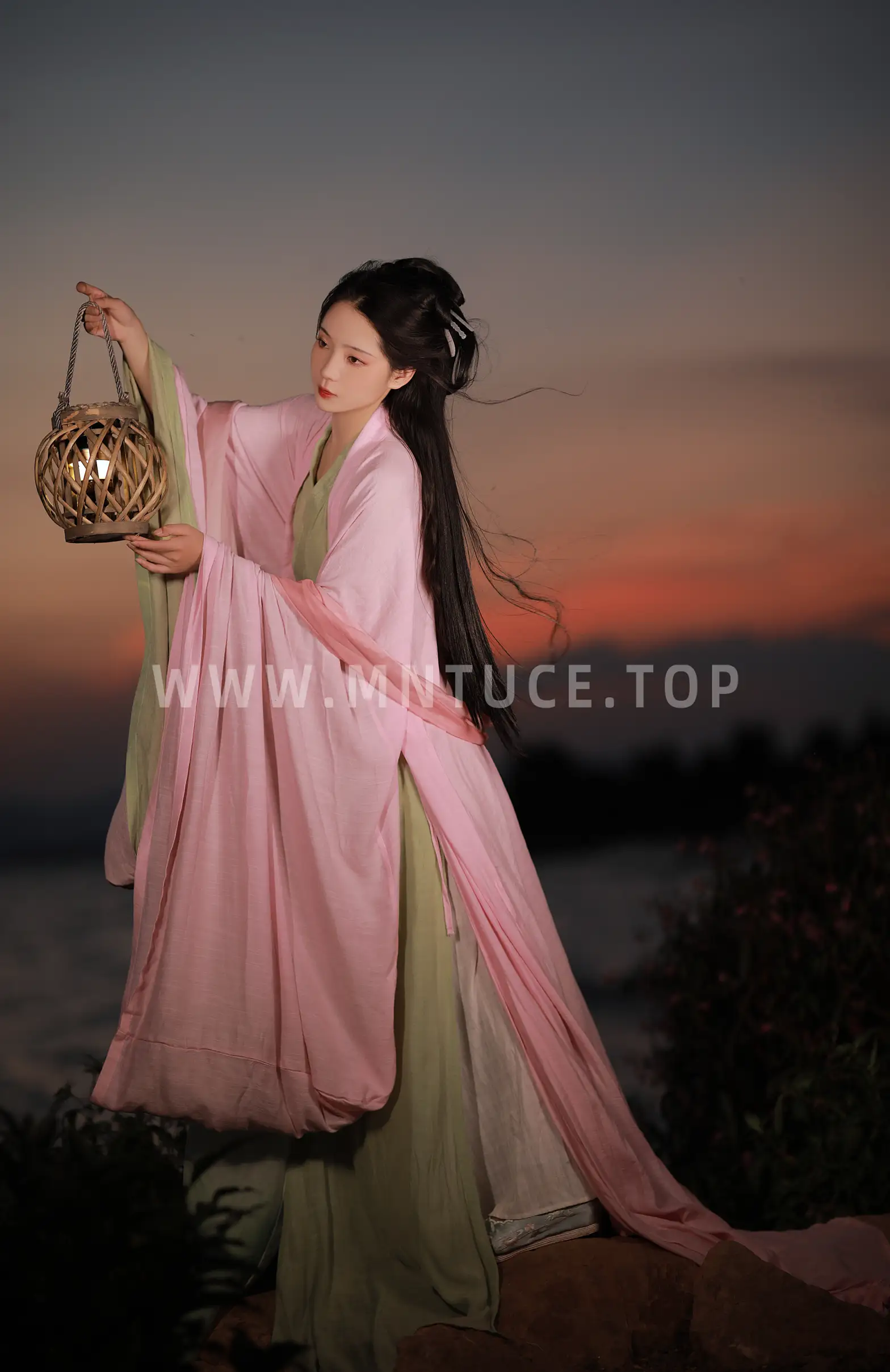 [YITUYU] 2022.08.30 Vol.1828 – The Color of Fireworks in the World The fallen flower man is independent#[33P]-8