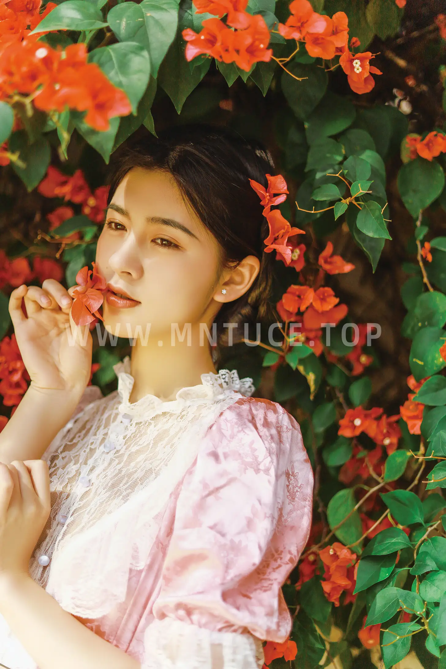 [YITUYU] 2022.09.12 Vol.1932 – Bougainvillea and the Girl Xinhui#[21P]-8