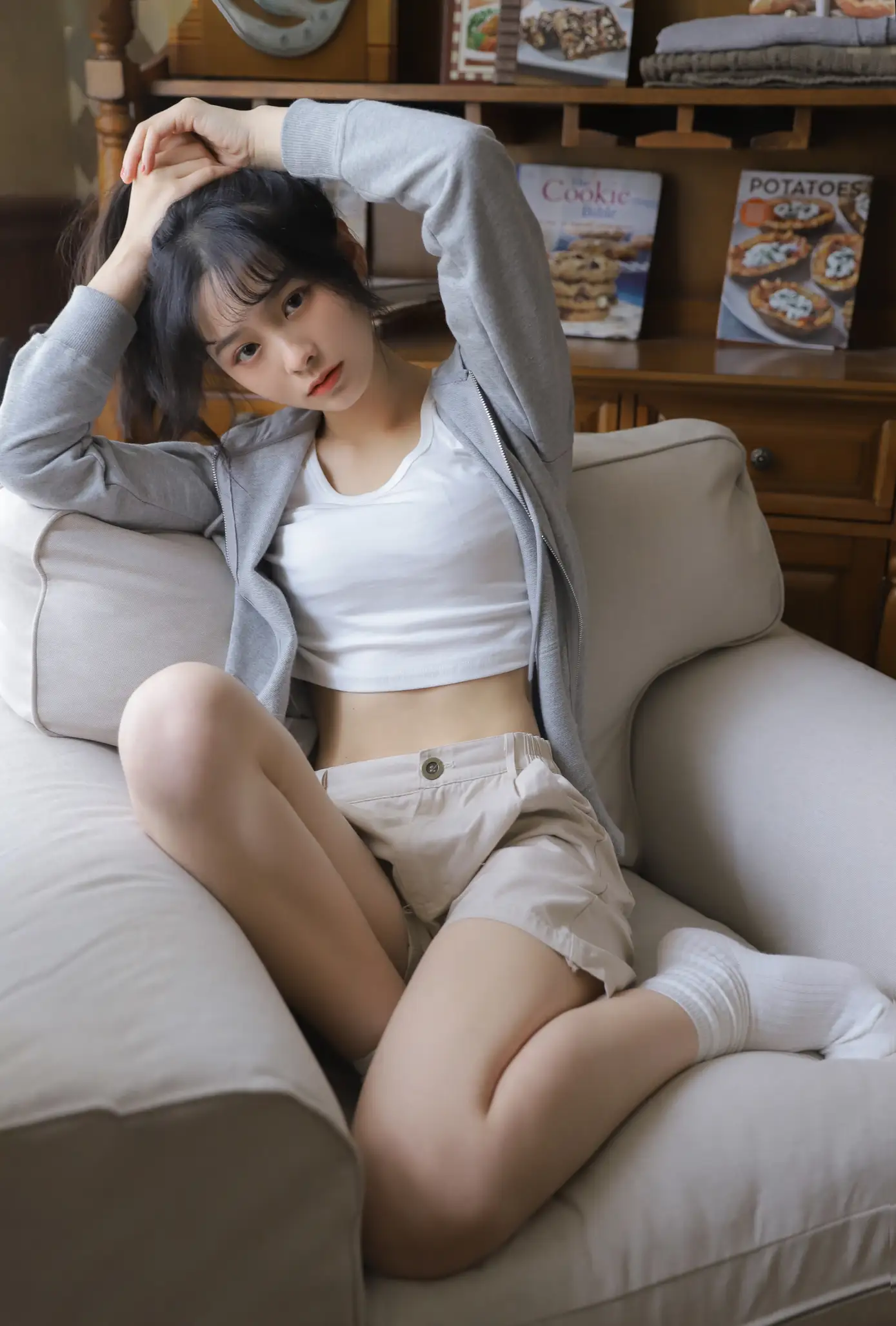[YITUYU] 2022.08.01 Vol.1599 – Gray Track – Spring and summer_#[23P]-1